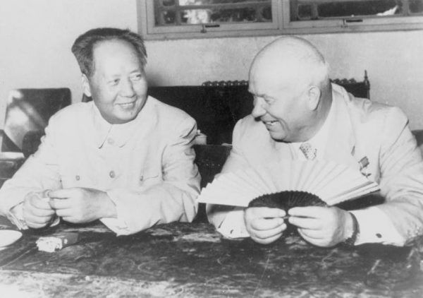 Mao i Chruszczow w trakcie pobytu przywódcy ZSRR w Pekinie. Mao i Chruszczow w trakcie pobytu przywódcy ZSRR w Pekinie.