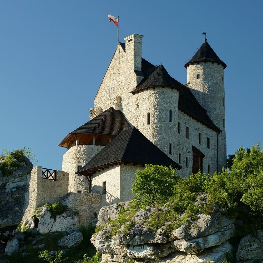 Odbudowany zamek Kazimierzowski w Bobolicach. Stan obecny. W przeciwieństwie do Bobolic po zamku w Żarnowcu przetrwały tylko zarysy fosy
