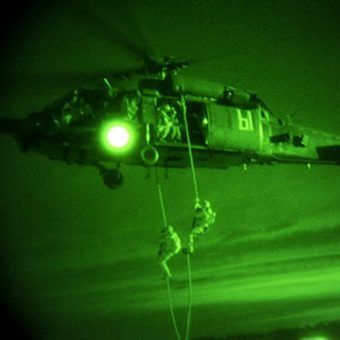 Operatorzy Delty w helikopterze MH-60 Black Hawk w Syrii w 2015 roku (fot. domena publiczna)