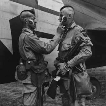 Spadochroniarze gdzieś w Anglii, czerwiec 1944