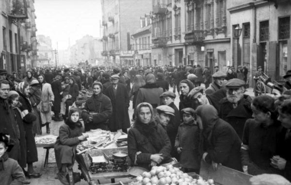 W getcie brakowało dosłownie wszystkiego. Ratunkiem była pomoc z zewnątrz, zwłaszcza w zakresie przemytu żywności. Na zdjęciu przeludnienie dzielnicy zamkniętej (1941 rok).