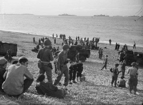 Amerykanie i Anglicy po desancie na plaży w okolicach Algieru. Listopad 1942 roku. Amerykanie i Anglicy po desancie na plaży w okolicach Algieru. Listopad 1942 roku.