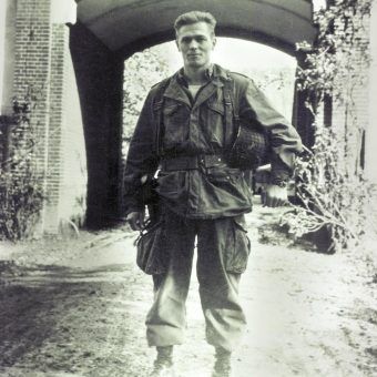 Major Dick Winters. Zdjęcie z okładki książki "Poza kompanią braci". Major Dick Winters. Zdjęcie z okładki książki "Poza kompanią braci".