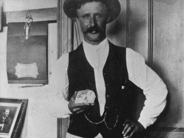 Frederick Wells trzyma w ręku diament Cullinan. 1905 rok. Frederick Wells trzyma w ręku diament Cullinan. 1905 rok.