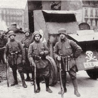 Niemcu co prawda przegrali I wojnę światową, ale wiosną 1919 roku wciąż mieli setki tysięcy zaprawionych bojach weteranów pod bronią. Niemcu co prawda przegrali Wielką Wojnę, ale w 1919 roku wciąż mieli setki tysięcy żołnierzy pod bronią.