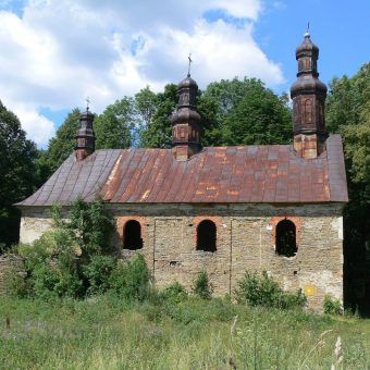 Królik Wołoski ruiny cerkwi opuszczonej przez przesiedleńców (fot. APN-PL, lic. GNU FDL)