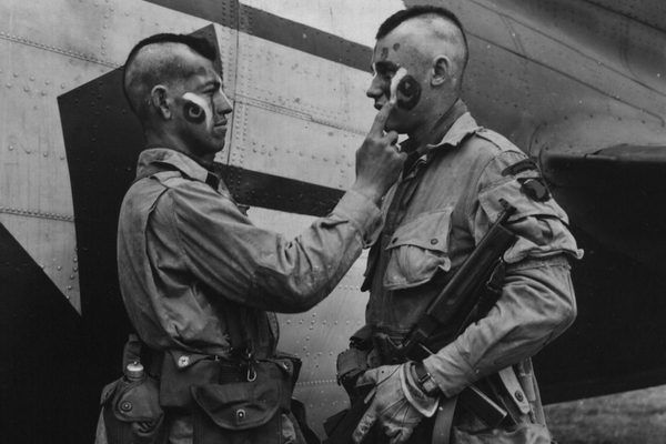 Spadochroniarze gdzieś w Anglii, czerwiec 1944.