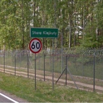 Stare Kiejkuty. Za tymi zasiekami z drutu kolczastego szpiedzy komunistycznej Polski uczyli się, jak rozpracowywać wszystkich wrogów (fot. screen z Google Street View)