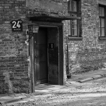 Dom publiczny w Auschwitz mieścił się na piętrze bloku nr 24. Dom publiczny w Auschwitz mieścił się na piętrze bloku nr 24.