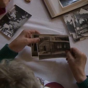 Kobiety, które trafiły do obozowych domów publicznych, dopiero po wielu latach zdecydowały się opowiedzieć swoją historię. Kobiety, które trafiły do obozowych domów publicznych, dopiero po wielu latach zdecydowały się opowiedzieć swoją historię.