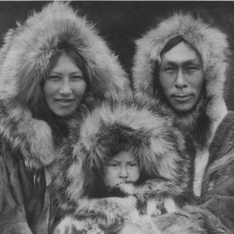 Patrząc na tę szczęśliwą rodzinę, aż trudno uwierzyć z czym na co dzień musieli się zmagać Inuici. Zdjęcie z 1930 roku.