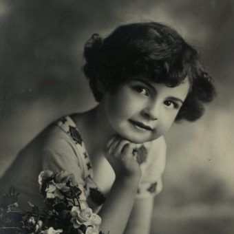 Anonimowa dziewczynka na fotografii sprzed 1939 roku.
