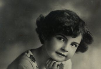 Anonimowa dziewczynka na fotografii sprzed 1939 roku.