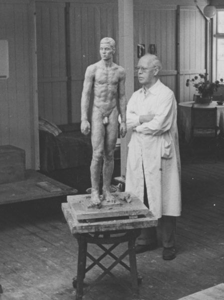 Artysta przy rzeźbie przedstawiającej akt męski. Fotografia z początku lat 40.