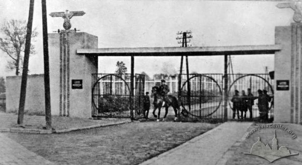 Centralne wejście do obozu janowskiego we Lwowie, 1944 rok.