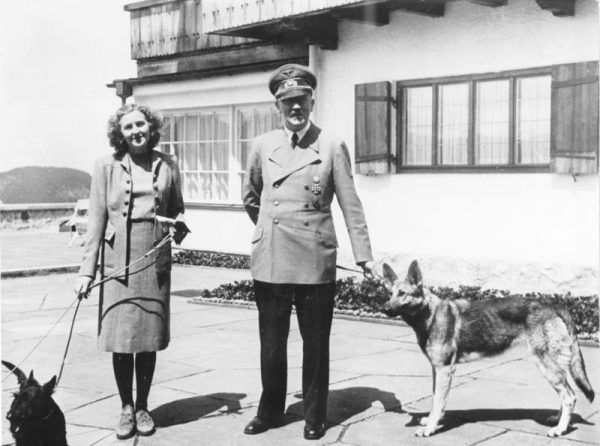 Ewa Braun i Adolf Hitler na zdjęciu wykonanym w czerwcu 1942 roku. Ewa Braun i Adolf Hitler na zdjęciu wykonanym w czerwcu 1942 roku.