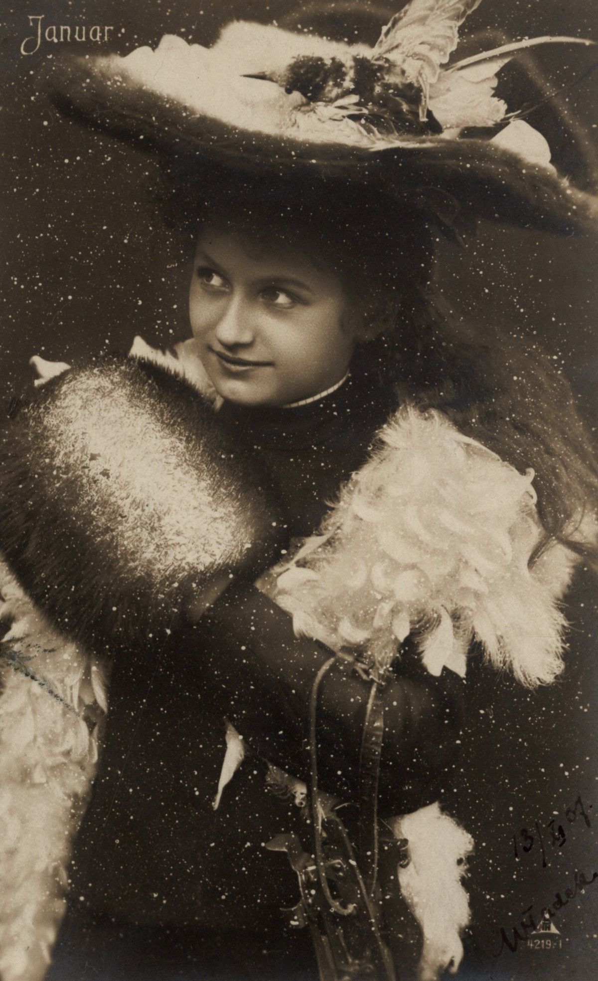 Kobieta w futrze. Pocztówka z przełomu XIX i XX wieku