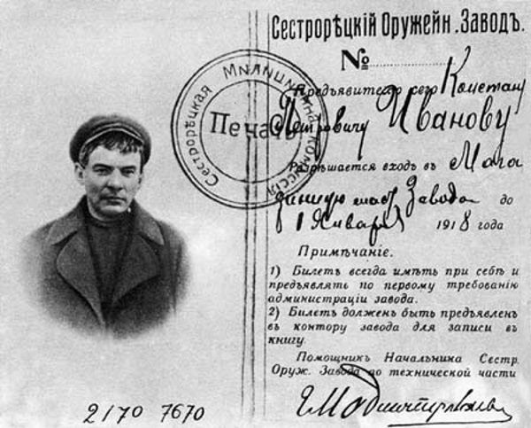 Lenin nieraz podróżował pod przybranym nazwiskiem. Lenin nieraz podróżował pod przybranym nazwiskiem.
