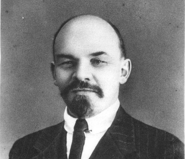Lenin niemal każdego swojego przeciwnika oskarżał o tchórzostwo. Lenin niemal każdego swojego przeciwnika oskarżał o tchórzostwo.