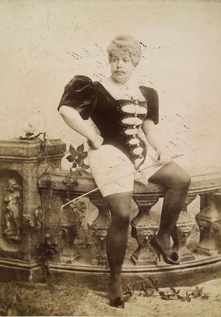 Mężczyzna w damskim grosecie, z pejczem w dłoni. XIX-wieczna fotografia ze zbiorów prof. Kraffta-Ebinga.