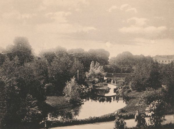 Park Ujazdowki w Warszawie. Fotografia z drugiej dekady XX wieku