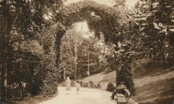 Park Ujazdowski w Warszawie. Ilustracja sprzed 1939 roku