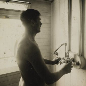Prysznic w polskim wagonie rajdowych. Fotografia Henryka Poddębskiego z 1937 roku.