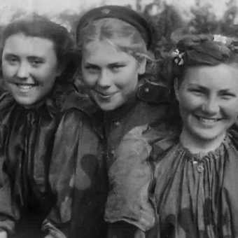 Radzieckie snajperki w chwili wytchnienia. W środku Roza Szanina (fot. materiały prasowe wydawnictwa Znak Horyzont)