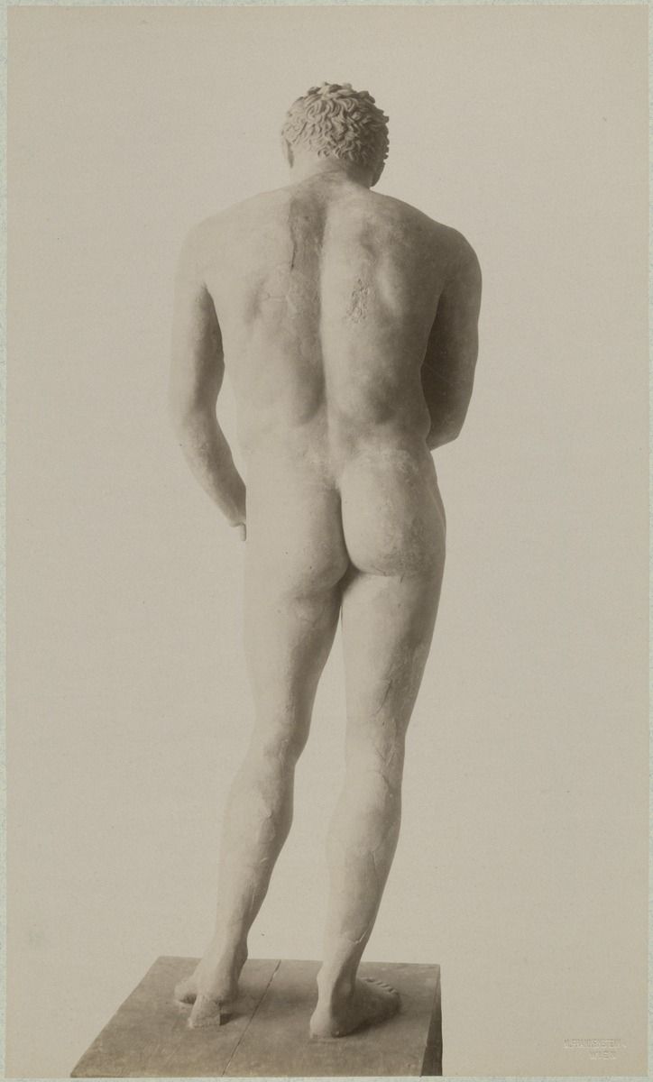 Statua młodzieńca, koniec XIX wieku.
