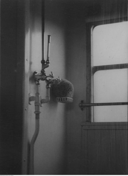 Wnętrze łazienki w wagonie kąpielowym. Fotografia Ilustrowanego Kuryera Codziennego