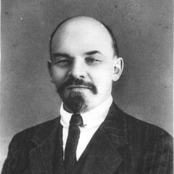 Przez długi czas Lenin nawoływał do rewolucji z bezpiecznego oddalenia. Czy naprawdę nie mógł wrócić do Rosji? A może nie starczyło mu odwagi?