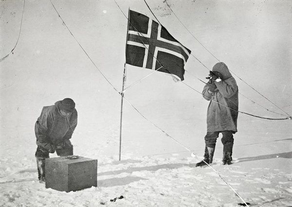 Umieszczenie norweskiej flagi na biegunie południowym. Jednej ze swoich późniejszych wypraw, Amundsen już nie przeżył.