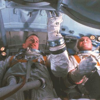 Pierwsze próby lotów w kosmos zabrały życie wielu astronautom. Na zdjęciu część załogi w symulatorze kabiny statku Apollo, 1967. 