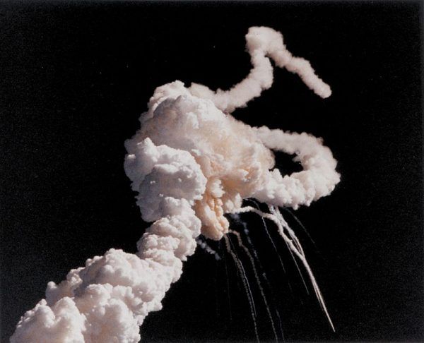 Eksplozja Challengera w 1986 roku zaraz po starcie. Chociaż załoga przetrwała wybuch, zginęła następnie w wyniku runięcia maszyny i uderzenia w powierzchnię oceanu.