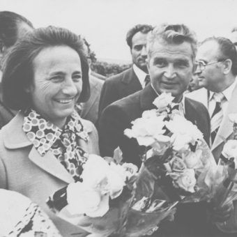 Elena Ceaușescu zrobiła prawdziwą międzynarodową "naukową" karierę. Elena Ceaușescu zrobiła prawdziwą międzynarodową "naukową" karierę.