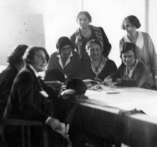 Grupa posłanek w kuluarach sejmu. Fotografia z 1930 roku