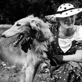 Kobieta z psem rasy chart syberyjski. Fotografia z katowickiej wystawy psów z roku 1935