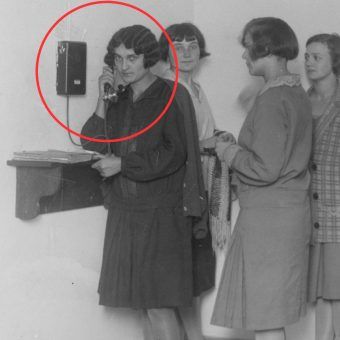 Kolejka do telefonu w damskim akademiku. Fotografia z 1927 roku