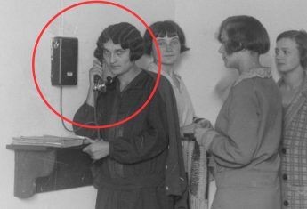 Kolejka do telefonu w damskim akademiku. Fotografia z 1927 roku