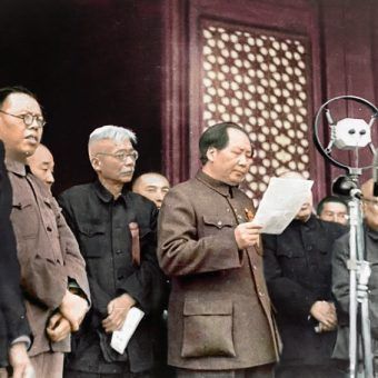 Krwawe rządy Mao Zedonga kosztowały życie dziesiątki milionów ludzi. Krwawe rządy Mao Zedonga kosztowały życie dziesiątki milionów ludzi.