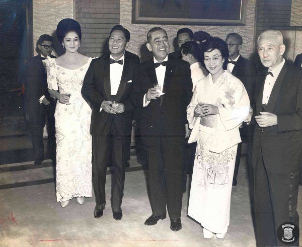 Marcosowie z japońskim premierem i jego żoną. Imelda pierwsza z prawej (fot. domena publiczna)