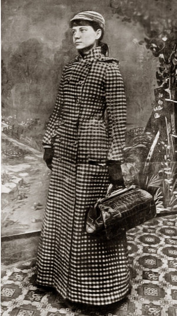 Nellie Bly w stroju podróżnym (fot. domena publiczna)