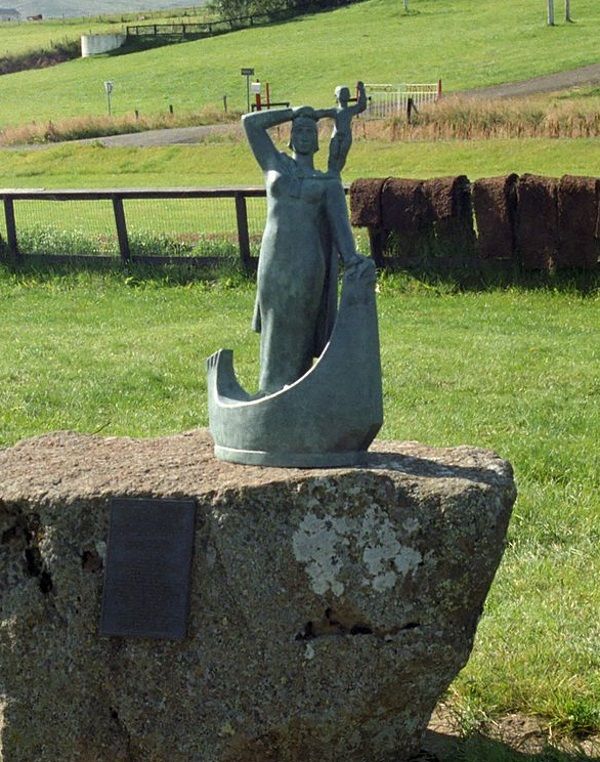 Pomnik Gudrid i Snorriego w Glaumbær na Islandii (fot. domena publiczna)