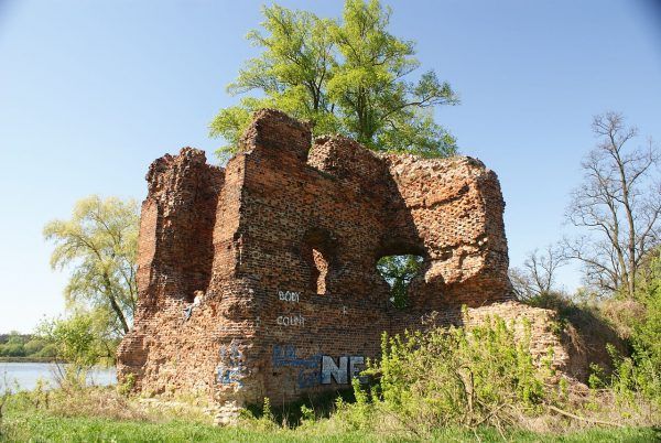 Pozostałość wieży obronnej zamku w Złotorii. Fotografia współczesna
