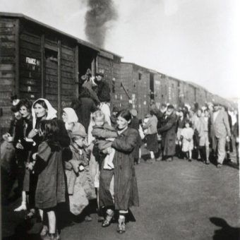 Transport Żydów z siedleckiego getta do obozu w Treblince (fot. domena publiczna).