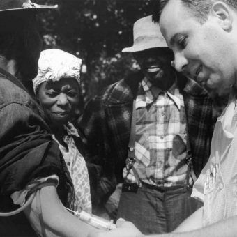 Amerykańscy lekarze również prowadzili eksperymenty na ludziach. Nie zawsze za ich zgodą. Tak było na przykład w Tuskegee. Amerykańscy lekarze również prowadzili eksperymenty na ludziach. Nie zawsze za ich zgodą. Tak było na przykład w Tuskegee.
