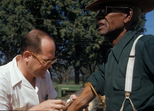 Lekarz podaje placebo jednemu z mieszkańców Tuskegee. Lekarz podaje placebo jednemu z mieszkańców Tuskegee.