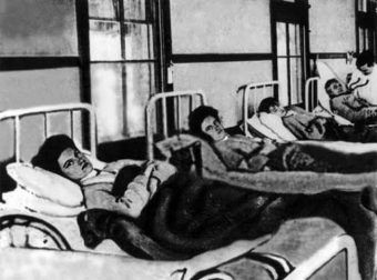 Niefrasobliwość Mary Mallon przy zachowywaniu higieny przez kosztowała zdrowie lub życie pięćdziesiąt osób. Na zdjęciu Mary Mallon w trakcie hospitalizacji (pierwsza z lewej).