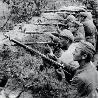 Bitwa pod Kostiuchnówką. Spieszony 1 Pułk Ułanów Legionów Polskich w okopach (fot. domena publiczna)