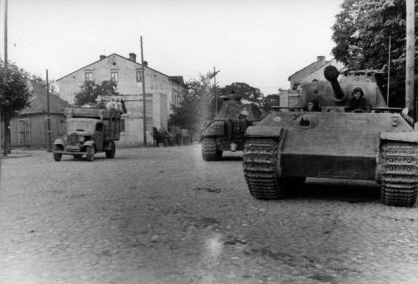 Działania polskich konspiratorów nabrały tempa po agresji Niemiec na ZSRR. Na zdjęciu niemieckie czołgi na ulicy Piłsudskiego w Siedlcach w lipcu 1941 roku.